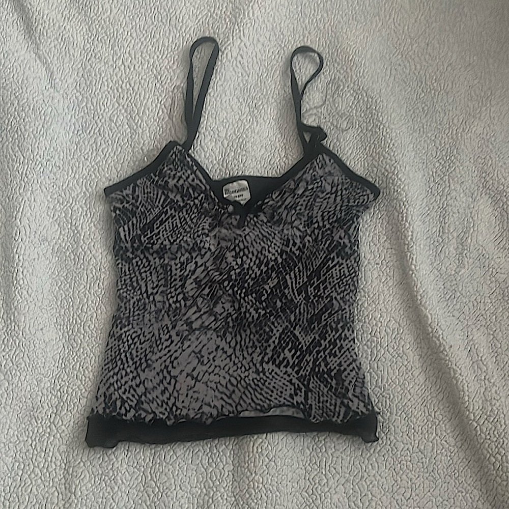 This is a cute stylish shirt. It has only been worn once. This shirt it washed.